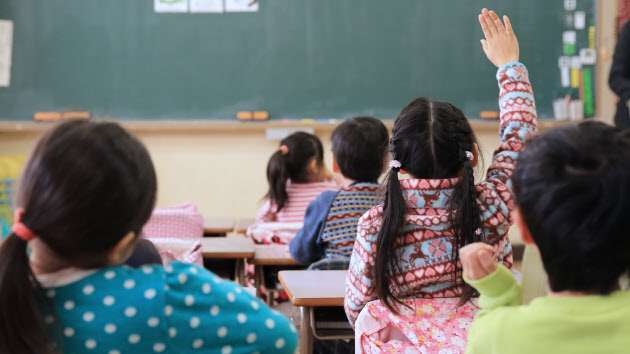 小学生の視力低下止まらず　1.0未満が30.9％に　　：日本経済新聞