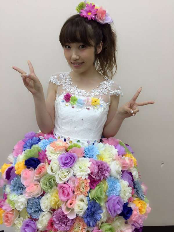 女性アイドル、歌手の可愛い衣装を貼るトピ