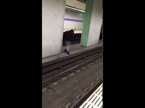 【名古屋市営地下鉄】JKが線路内に立ち入り 砂田橋駅 - YouTube