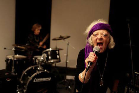 歌詞をつなげて平均年齢73歳のバンドの曲を作ろう！