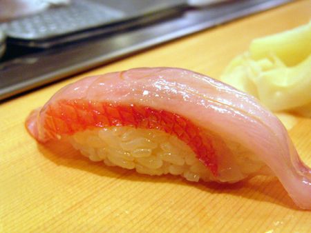 お寿司屋で一番最初に食べるものは？