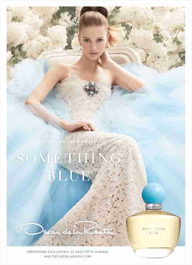 香水のポスターを貼るトピ