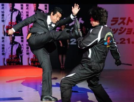 70歳・藤岡弘、45年ぶり“マスクオフ”で仮面ライダースーツ姿披露