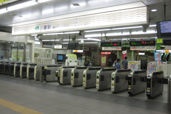 会社員の男が電車の中で喫煙→降ろされた後に線路に下りて運行妨害 → さらに駅員に暴行を加えて現行犯逮捕