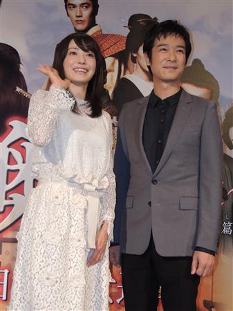菅野美穂、出産後初の公の場 アカデミー賞受賞女優に花束贈呈