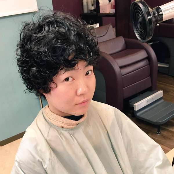 パーマスタイルの似合うイケメン