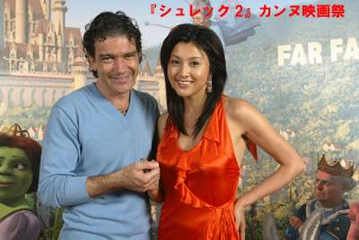 藤原紀香「東北に思いを」真っ赤なパンツで始球式