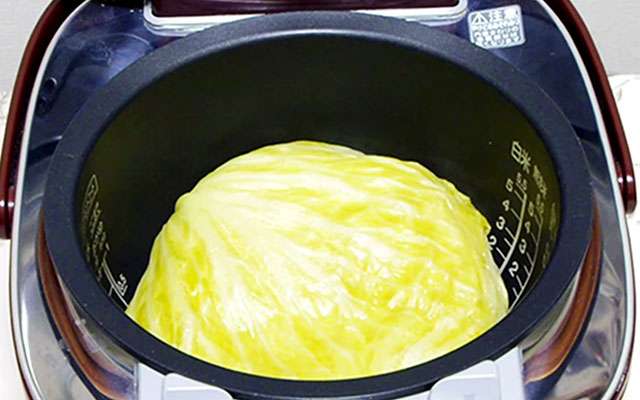 キャベツをそのまま炊飯器へ！簡単・美味しい「まるごとキャベツ」が絶品♡  –  grape [グレープ]  – 心に響く動画メディア