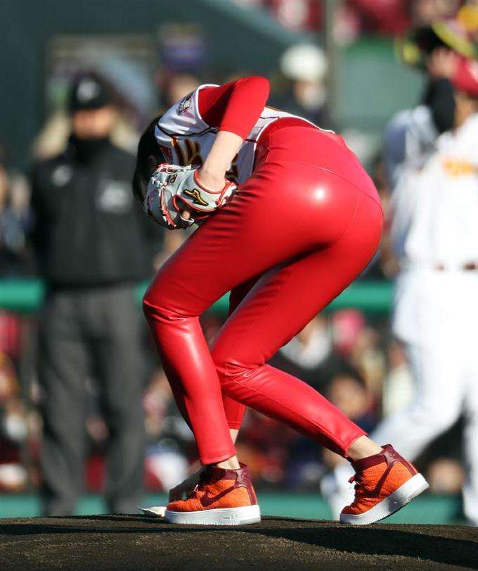 藤原紀香「東北に思いを」真っ赤なパンツで始球式