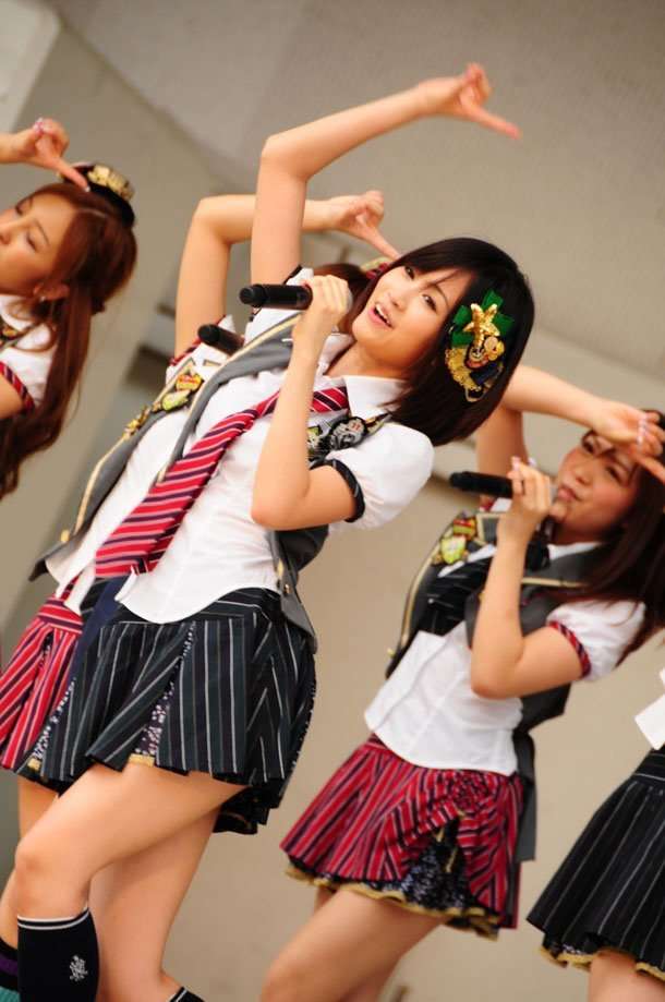 女性アイドル、歌手の可愛い衣装を貼るトピ