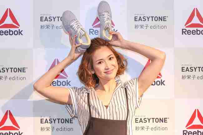 紗栄子、シューズ以外身につけず…リーボックとコラボで美ボディー披露