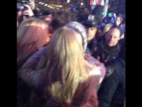 (FULL VIDEO) Taylor Swift and Harry Styles New Year Kiss - YouTube
