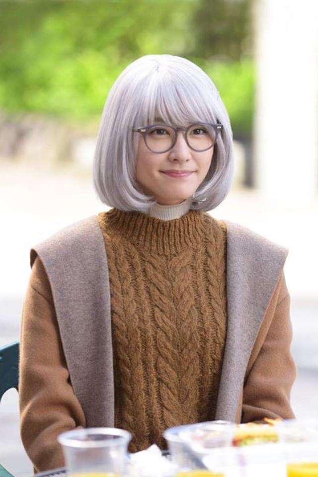 新垣結衣、最旬“オールホワイト”で色白美脚披露　透明美肌の秘訣を語る