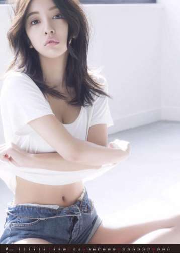 板野友美、無防備すぎる胸元が丸見え!生くびれと太もも全開のあぐらショットがセクシーすぎる