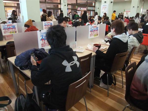 「もう１人でも怖くない」　大学公認“ぼっち席”学食に広がる　