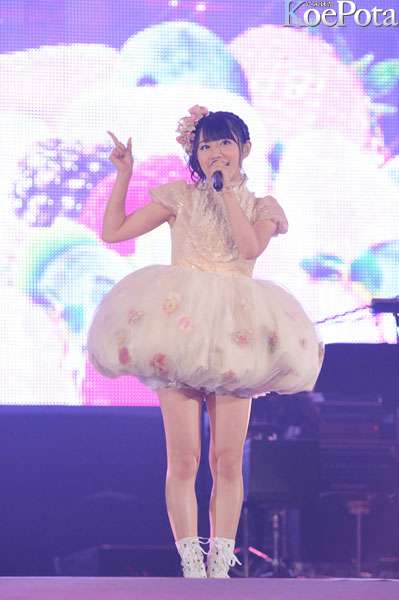 女性アイドル、歌手の可愛い衣装を貼るトピ