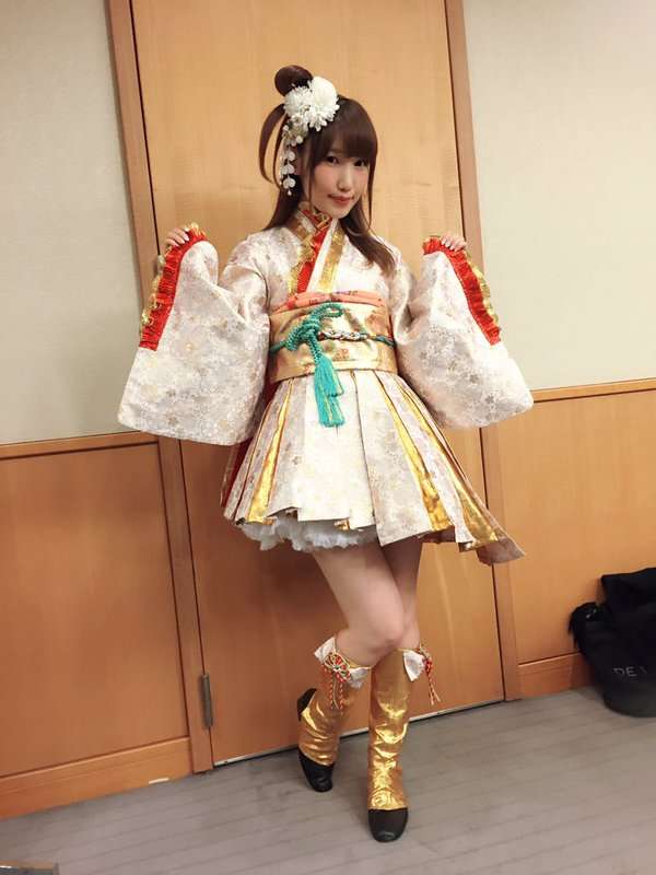 女性アイドル、歌手の可愛い衣装を貼るトピ