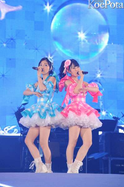 女性アイドル、歌手の可愛い衣装を貼るトピ