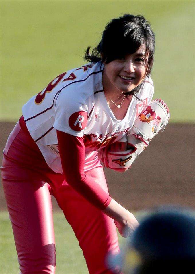 藤原紀香「東北に思いを」真っ赤なパンツで始球式