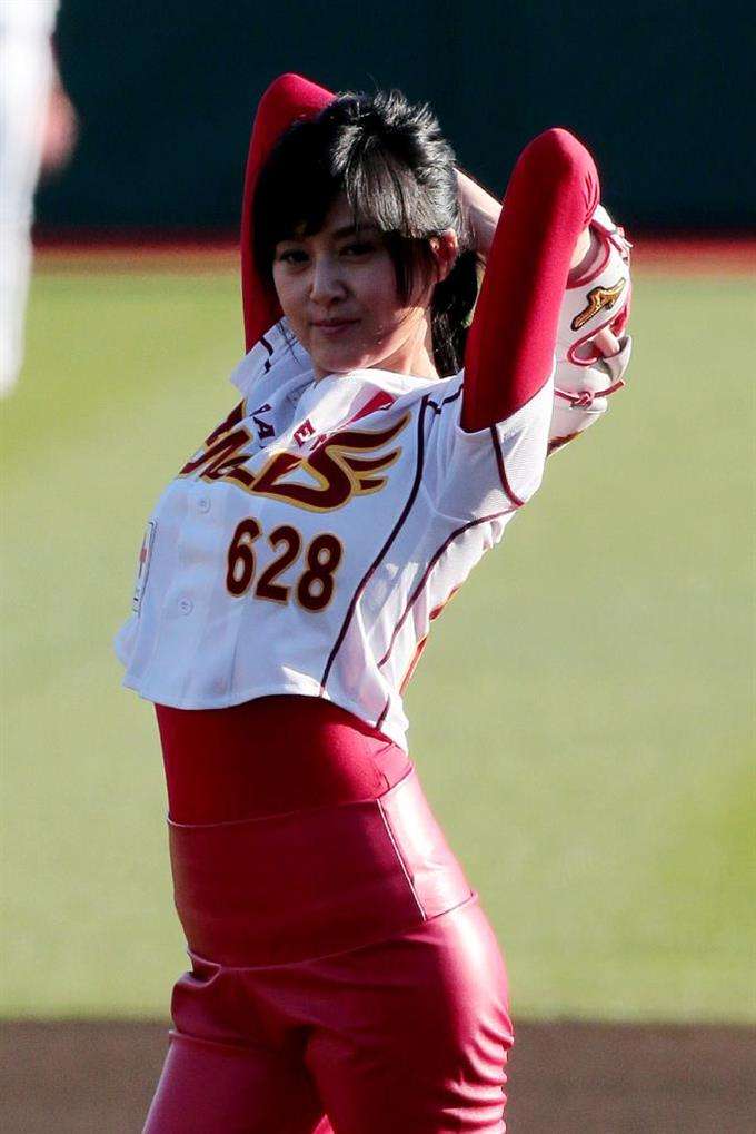 藤原紀香「東北に思いを」真っ赤なパンツで始球式