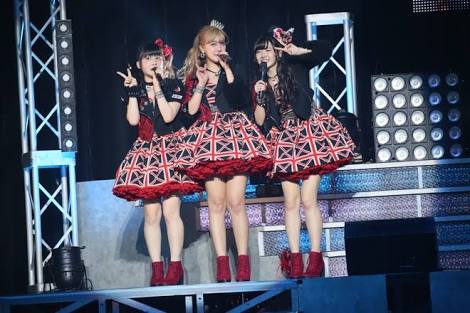 女性アイドル、歌手の可愛い衣装を貼るトピ