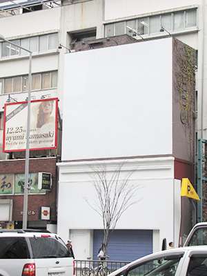 批判殺到のフジテレビ“悪趣味”巨大看板ついに撤去！　局は「予定通り」と回答 - ライブドアニュース