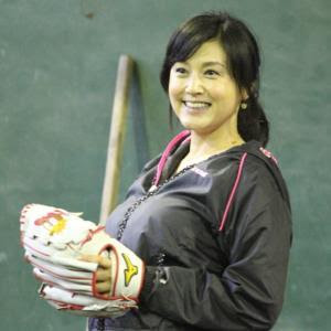 藤原紀香「東北に思いを」真っ赤なパンツで始球式