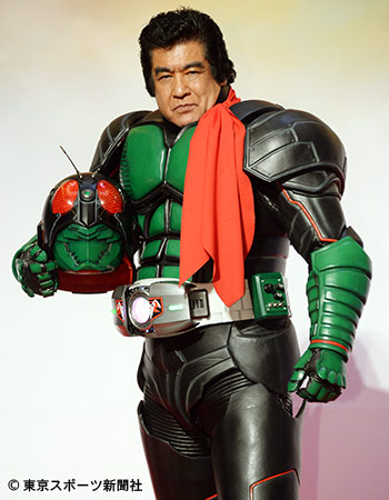 70歳・藤岡弘、45年ぶり“マスクオフ”で仮面ライダースーツ姿披露