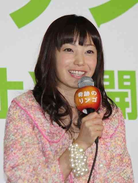 菅野美穂、出産後初の公の場 アカデミー賞受賞女優に花束贈呈