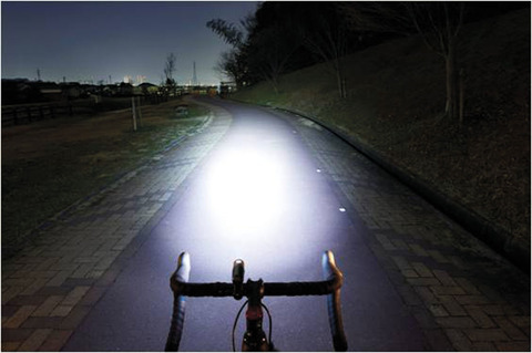 自転車乗りの「夜道歩くリーマン、頼むからライト使ってくれ」という主張に賛否両論｜ねたAtoZ