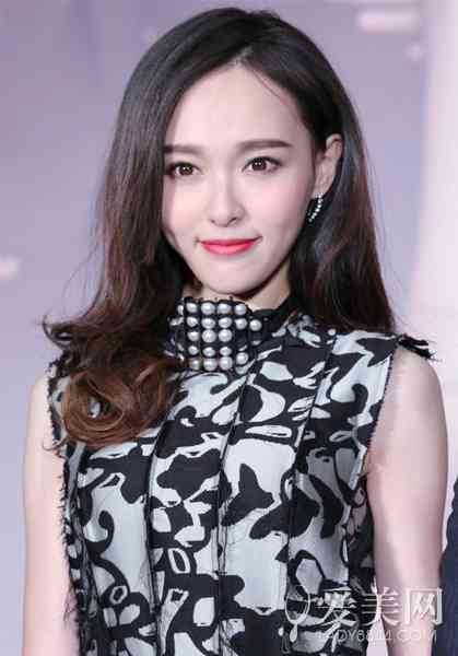 新垣結衣、最旬“オールホワイト”で色白美脚披露　透明美肌の秘訣を語る