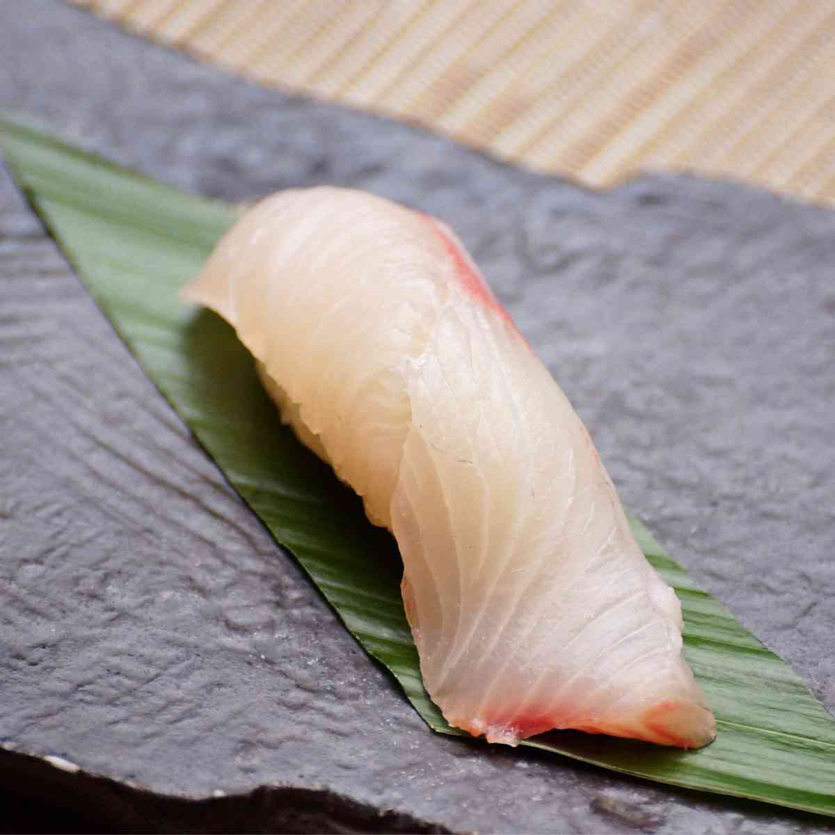 お寿司屋で一番最初に食べるものは？