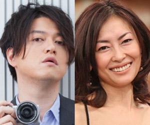 中山美穂、左手薬指に指輪はめ登場
