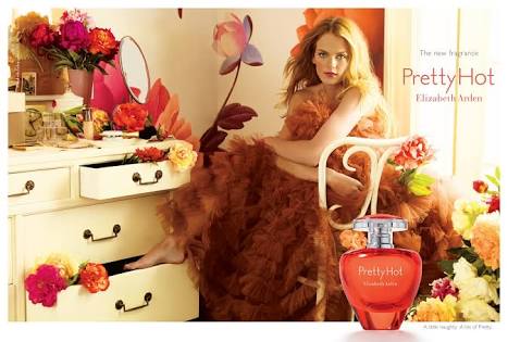 香水のポスターを貼るトピ