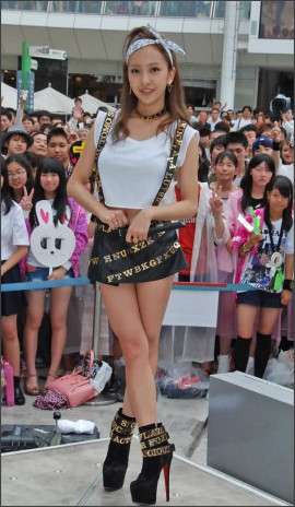 板野友美、イケメン王子と華麗に舞う　老婆姿も公開