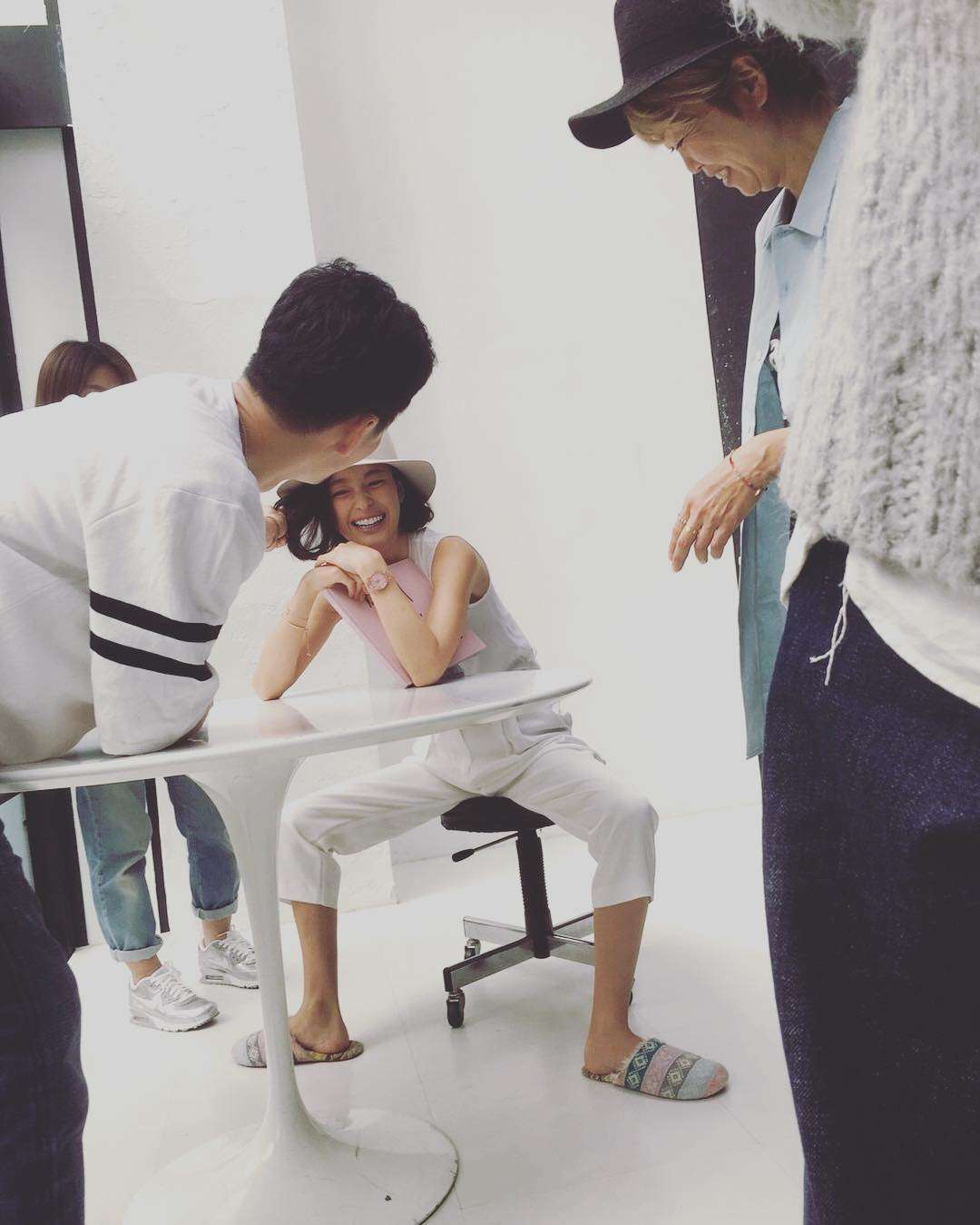 木下優樹菜の“おっぴろげ”写真に反響！「股開け過ぎ」「足！」