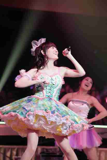 女性アイドル、歌手の可愛い衣装を貼るトピ
