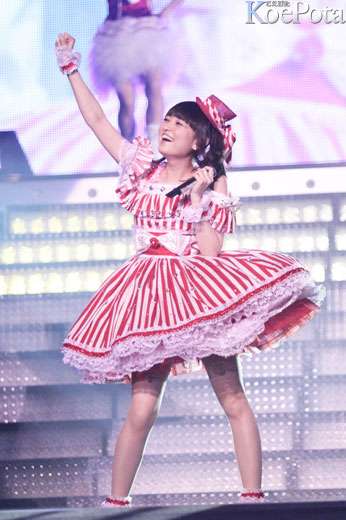 女性アイドル、歌手の可愛い衣装を貼るトピ