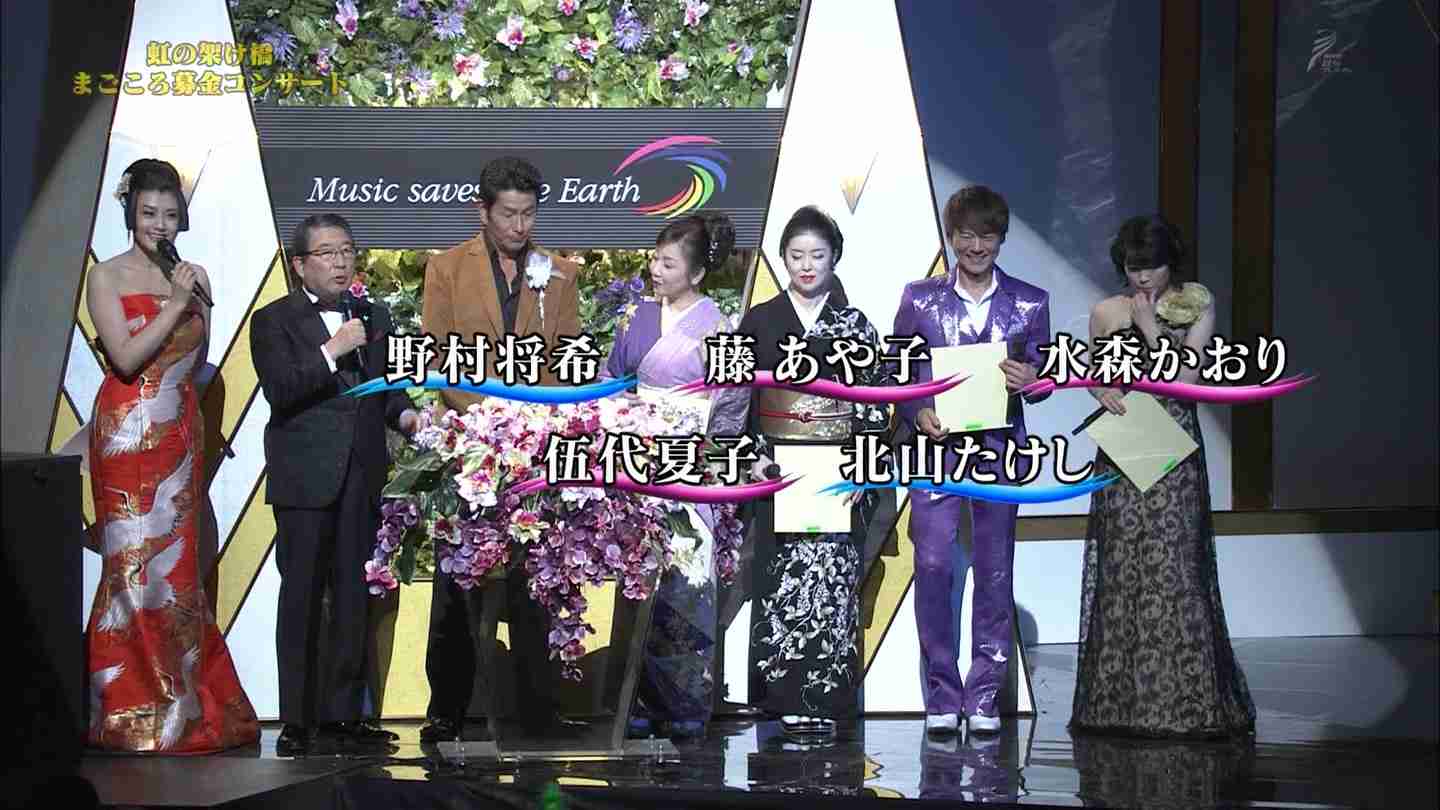 藤原紀香「東北に思いを」真っ赤なパンツで始球式