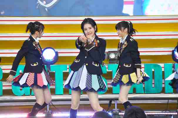女性アイドル、歌手の可愛い衣装を貼るトピ