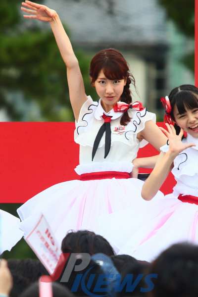 女性アイドル、歌手の可愛い衣装を貼るトピ