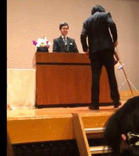 卒業式の壇上で校長先生に自撮り棒でツーショットを申し込む生徒が話題