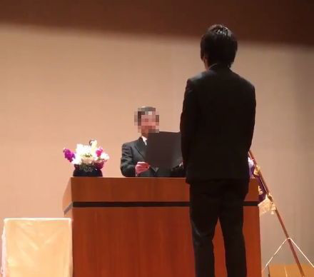 壇上で自撮り棒を使って校長と記念撮影！ある高校の卒業式での光景に賛否両論 - Spotlight (スポットライト)