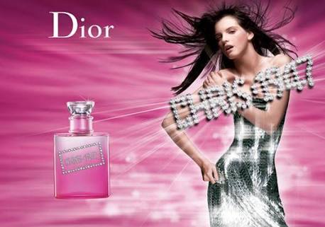 香水のポスターを貼るトピ