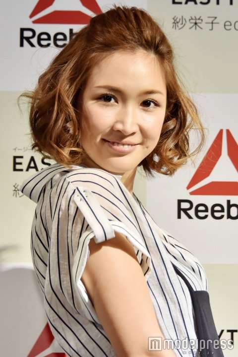 紗栄子、シューズ以外身につけず…リーボックとコラボで美ボディー披露