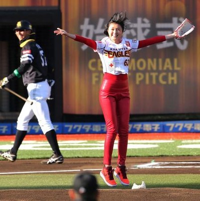藤原紀香「東北に思いを」真っ赤なパンツで始球式