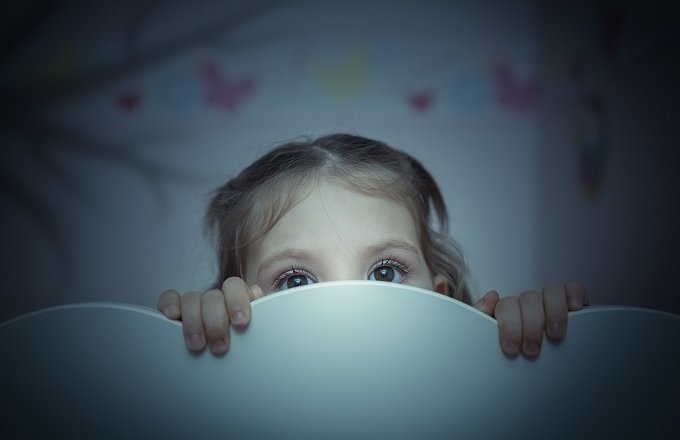 寝ている子どもの隣で夫婦がセックスすることは児童虐待か?