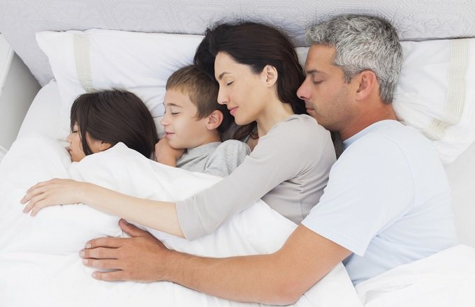 寝ている子どもの隣で夫婦がセックスすることは児童虐待か？