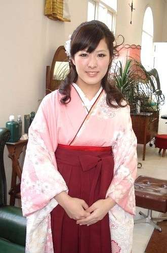 昔の女学生みたいな雰囲気を醸しだしてくれる卒業式の髪型。黒...｜MERY [メリー]