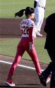 藤原紀香「東北に思いを」真っ赤なパンツで始球式
